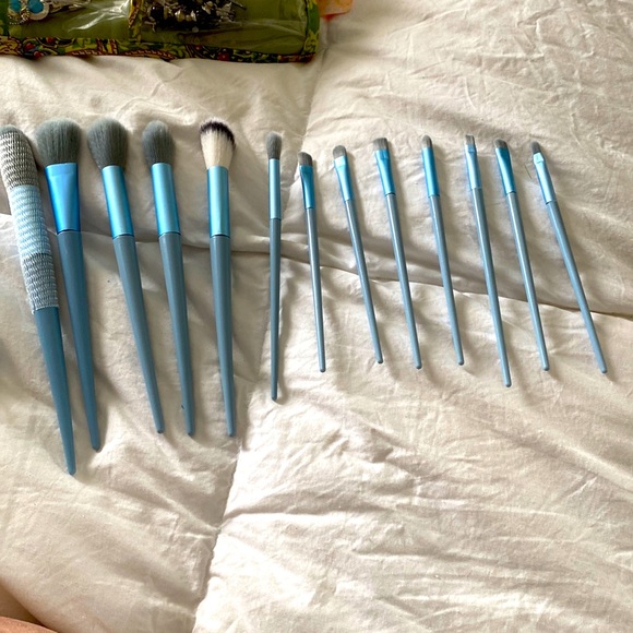 New makeup brushes in package - Picture 1 of 4